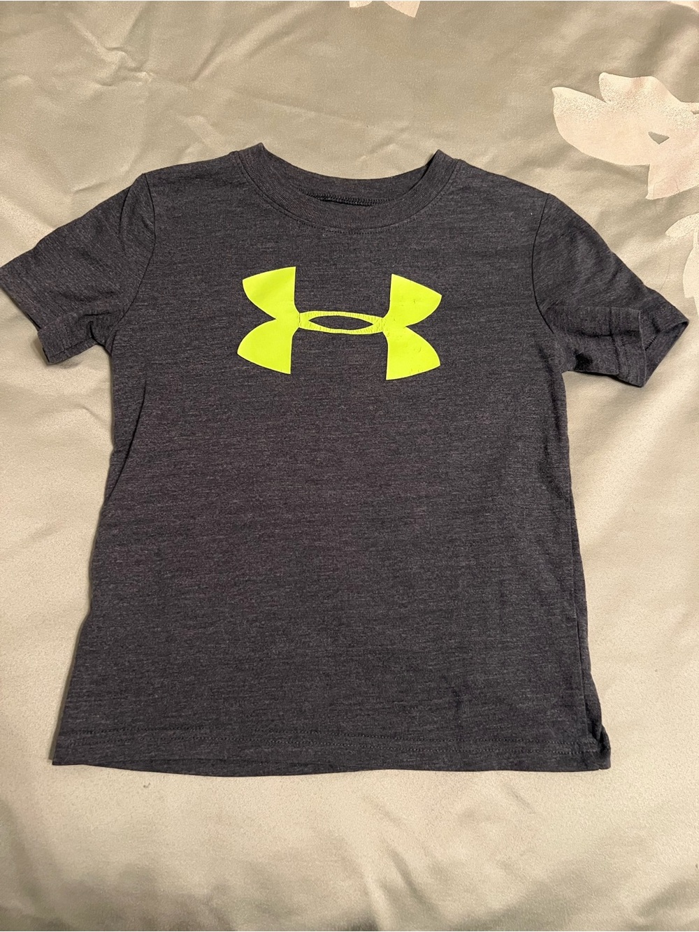 Under Armour Boys 5T Dark Gray short sleeve  Tee with Neon Yellow Logo